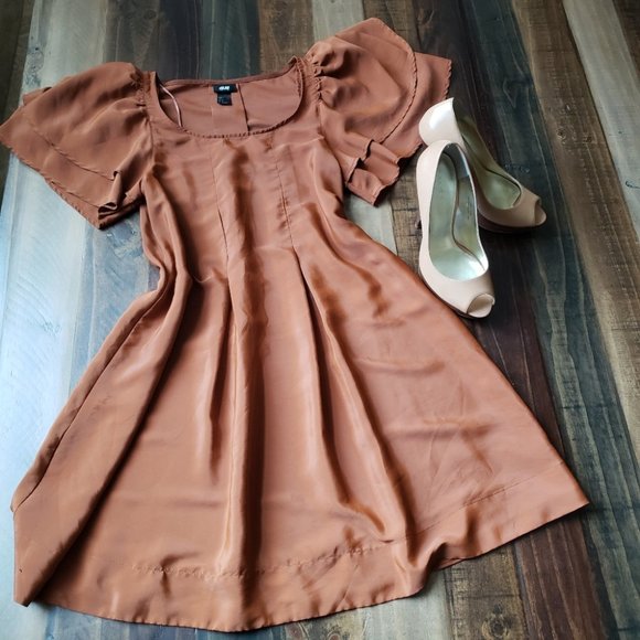 H&M Dresses & Skirts - 🌻 H&M ruffled shoulder dress